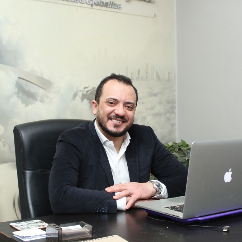 من هو <br> أحمد  <em> رجائي </em>